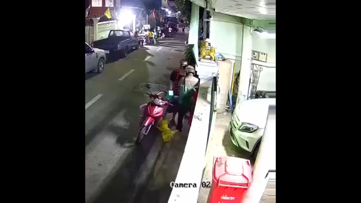 สาวชุดแดงหัวร้อนปาแก้วใส่ก่อนพุ่งเข้ากระชากผมสาวคู่กรณี