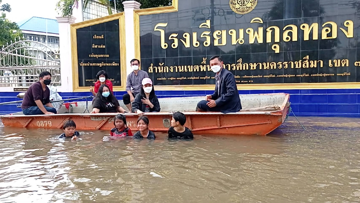 น้ำมูลทะลักเข้าท่วมโรงเรียนอำเภอชุมพวงคาด1พ.ย.เปิดเทอมไม่ได้