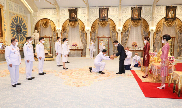 ในหลวง พระราชทานพระบรมราชวโรกาสให้ นายกฯและคณะบุคคล เฝ้าฯ
