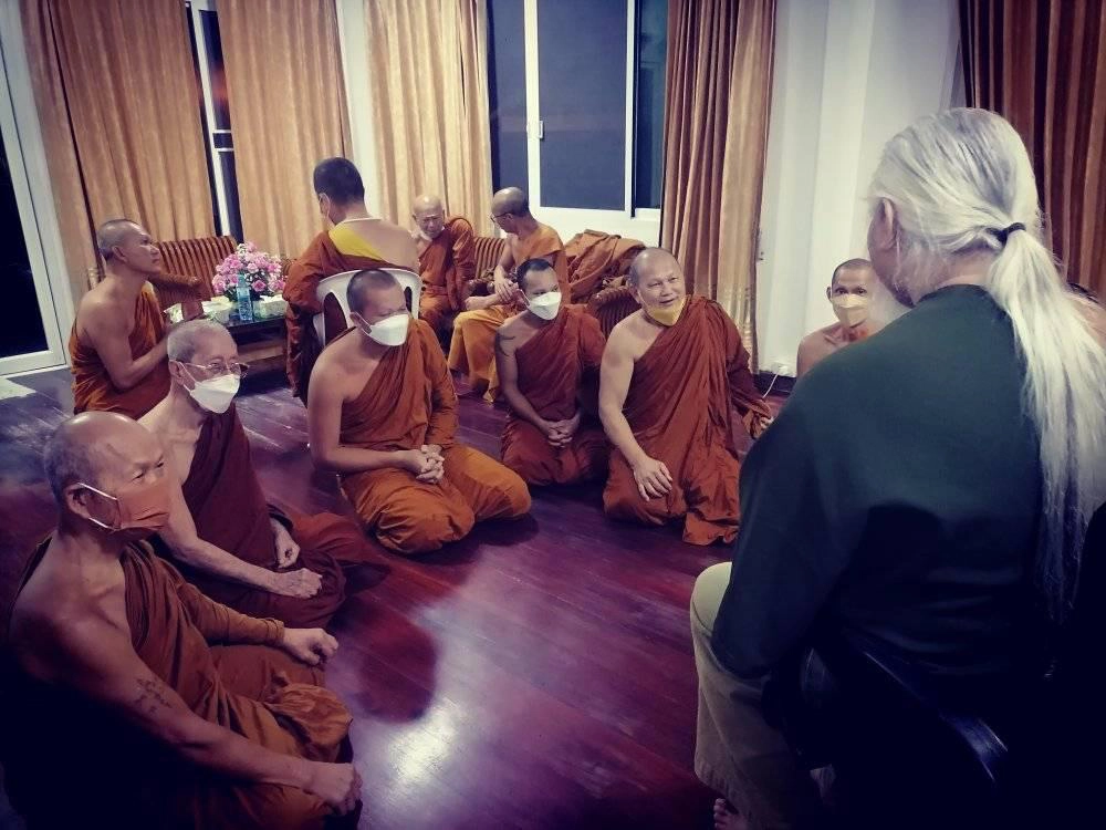 ดราม่า! พระสงฆ์แห่กราบไหว้ &quot;อดีตพระยันตระ&quot; เหมาะสมหรือไม่ 