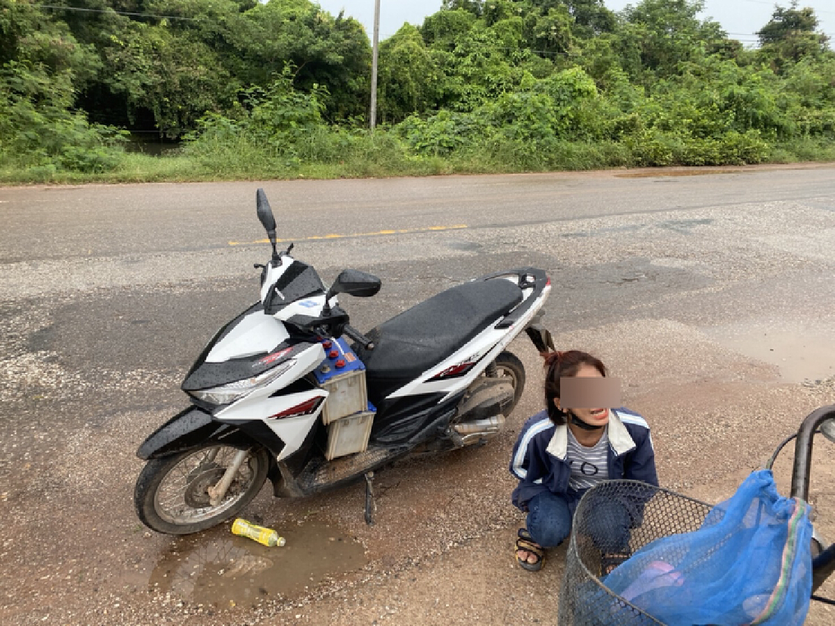 สาวแสบหลอกยายเฒ่า ก่อนขโมยแบตเตอรี่รถสิบล้อ