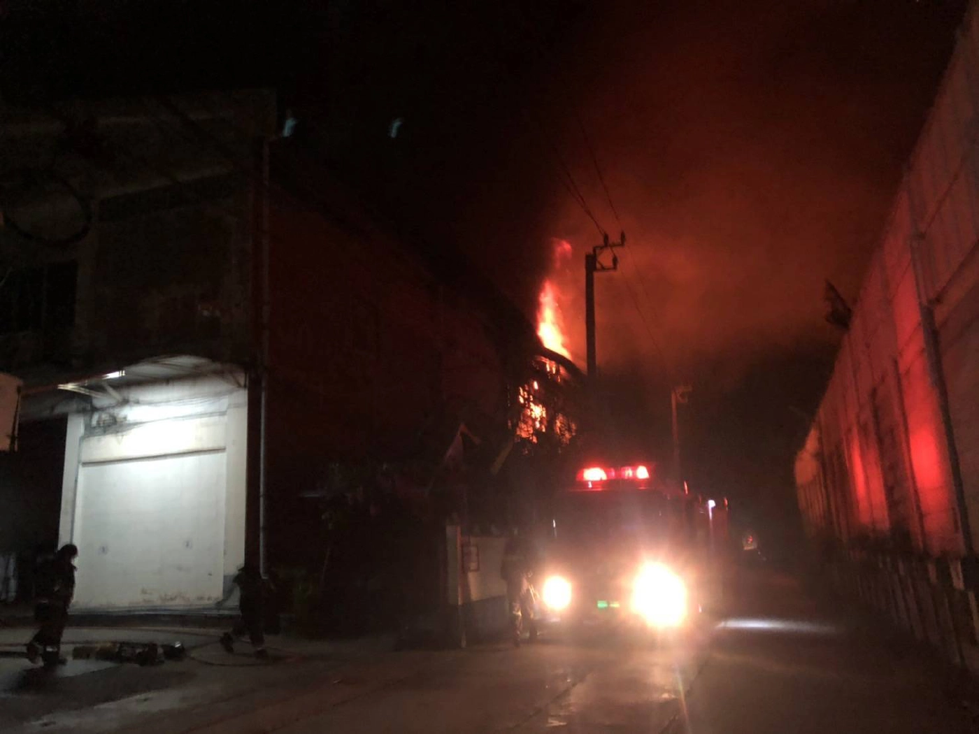 ด่วน!! เพลิงไหม้โรงงานรองเท้า ซอยกิ่งแก้ว 9/1 เจ้าหน้าที่อยู่ระหว่างเร่งควบคุมเพลิง