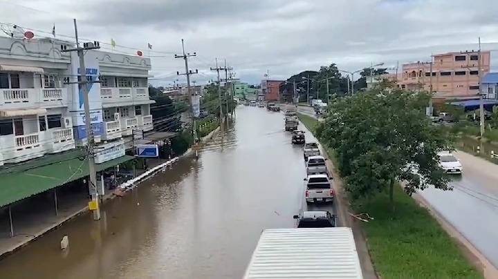 น้ำทะลักชัยภูมิรอบ 2 ประกาศปิดเส้นทางรถไฟกลางดึก