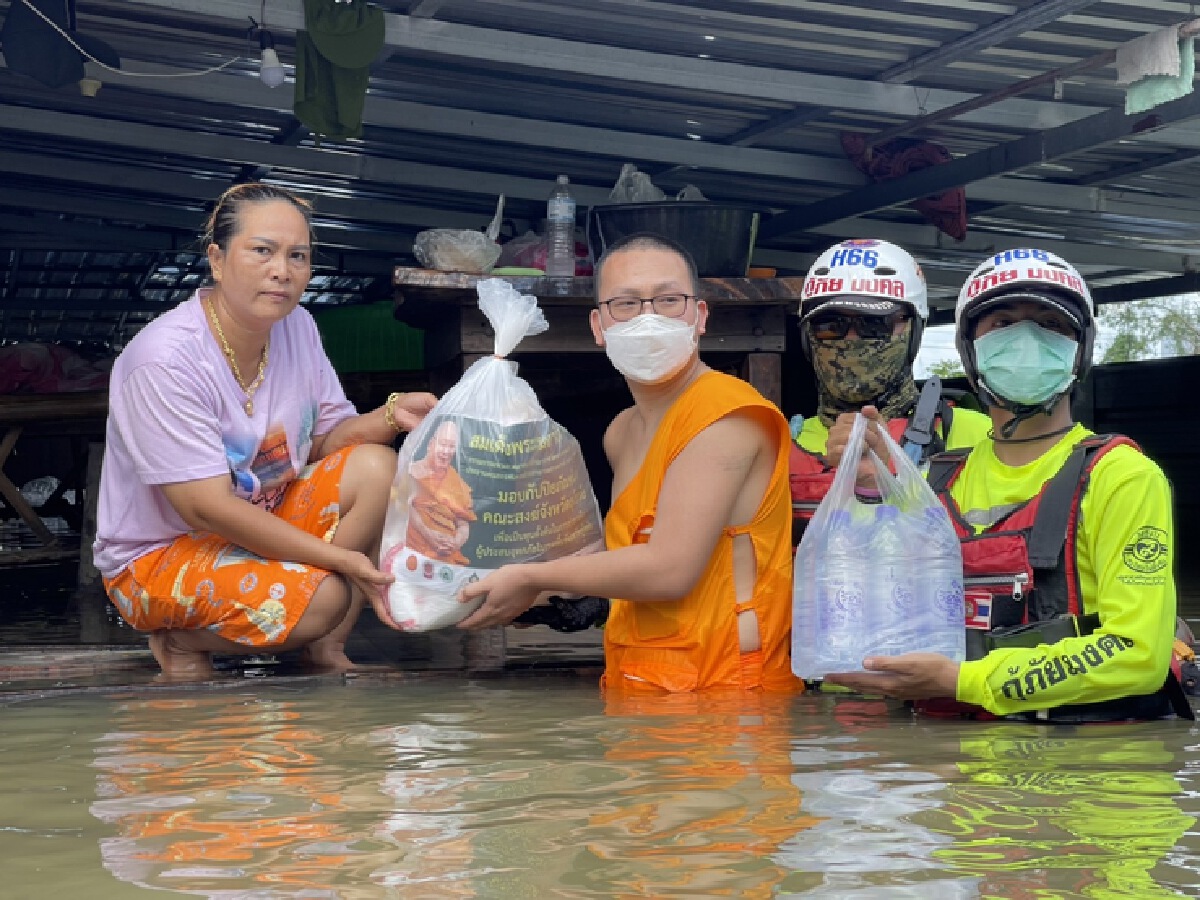 พระลุยน้ำท่วมมอบถุงปันสุขช่วยชาวบ้านบางระกำ