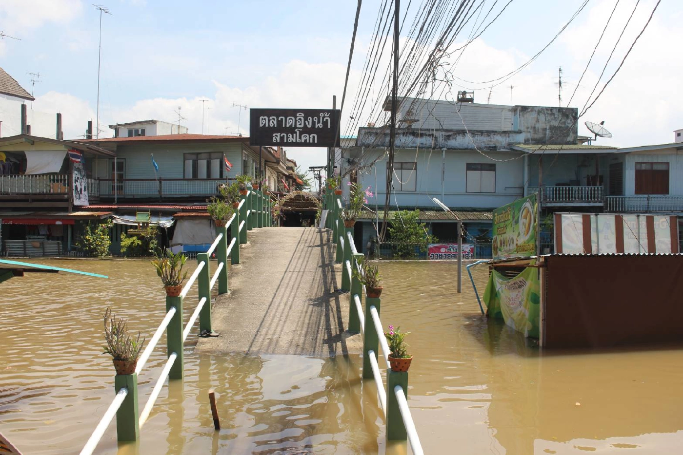 ตลาดอิงน้ำสามโคกกลายเป็นเมืองบาดาล หลังน้ำเอ่อล้นจากแม่น้ำเจ้าพระยา