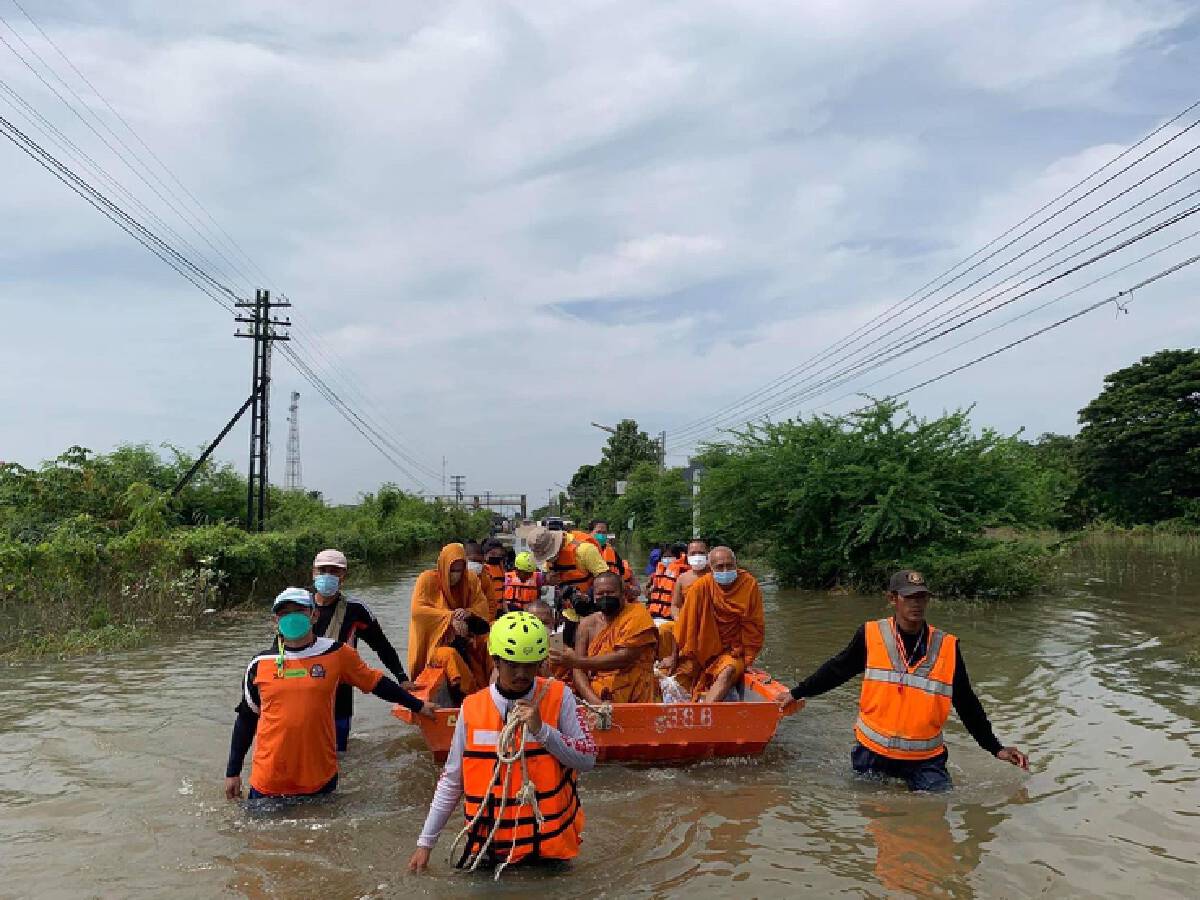ชาวแก้งสนามนางโคราชรอรับมวลน้ำเร่งกำจัดวัชพืชในลำชี