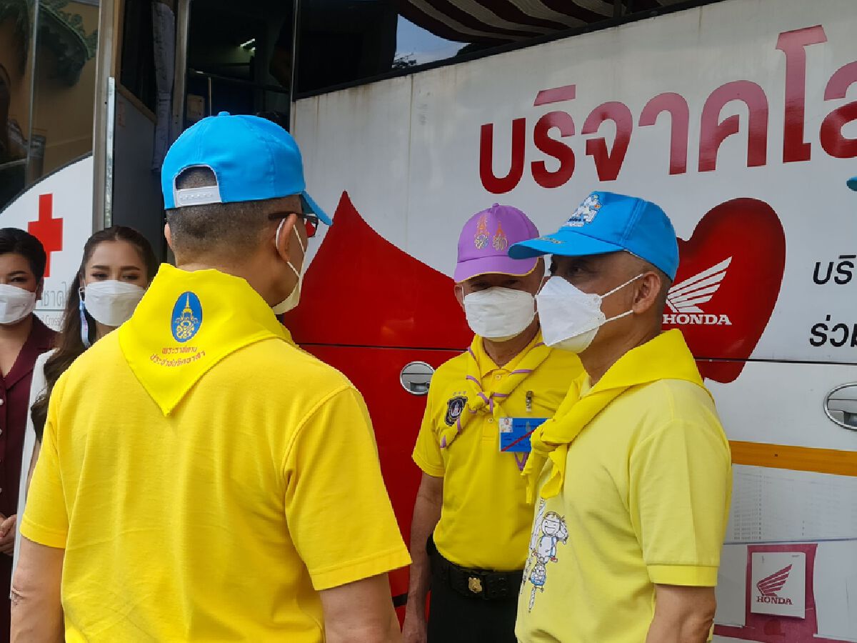 "ตำรวจ - ดารา" ร่วมบริจาคโลหิต น้อมรำลึก 2 มหาราช