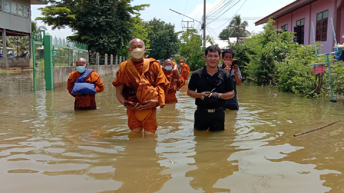 น้ำท่วมหมู่บ้านริมน้ำชาวบ้านต้องนำศพขึ้นเรือไปเผาหมู่บ้านอื่น