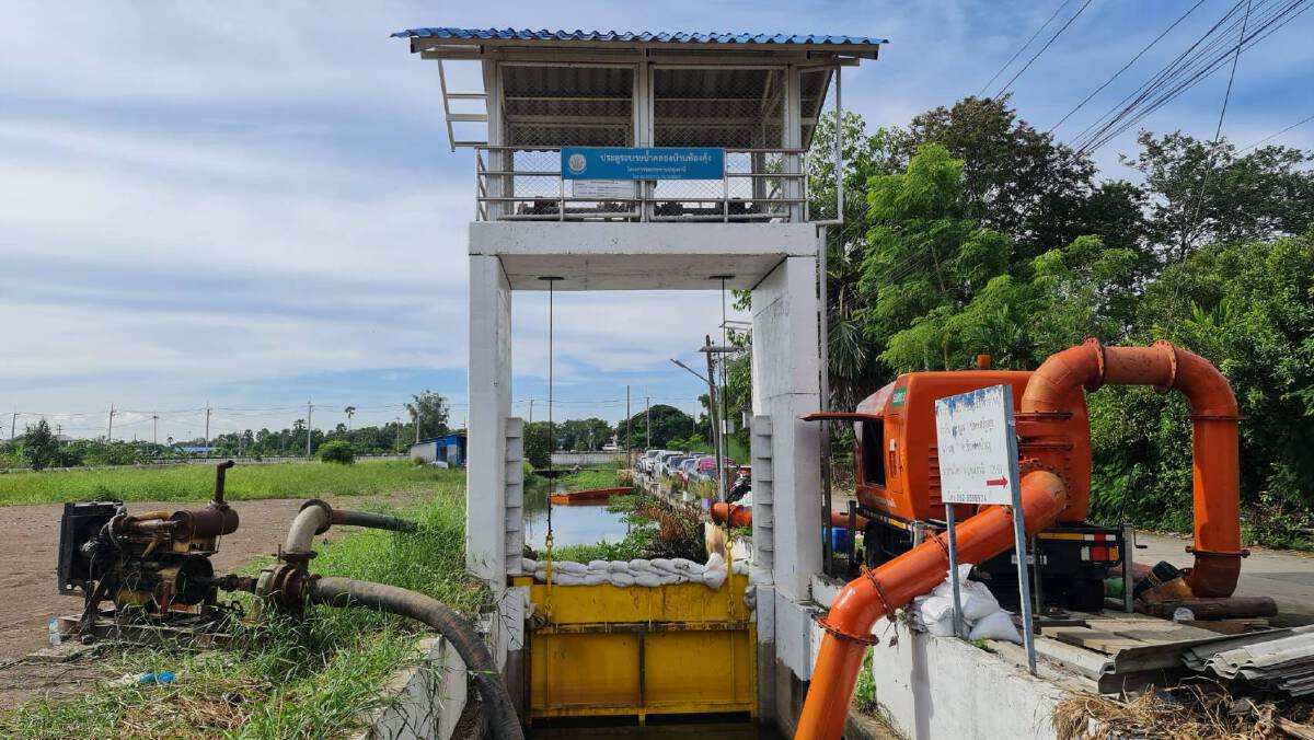 สส.ขับ 6 ล้อบรรทุกถุงยังชีพ ลุยแจกชาวบ้านถูกน้ำท่วม