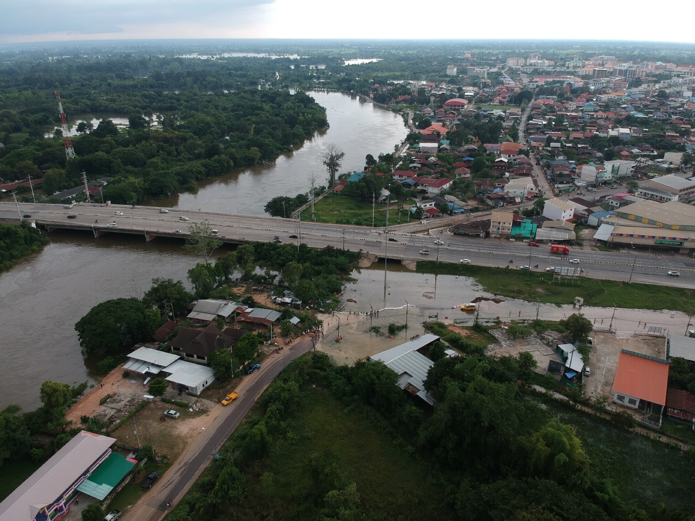 น้ำชีเอ่อล้นท่วมอุโมงค์ทางลอดใต้สะพานท่าขอนยาง-มมส.