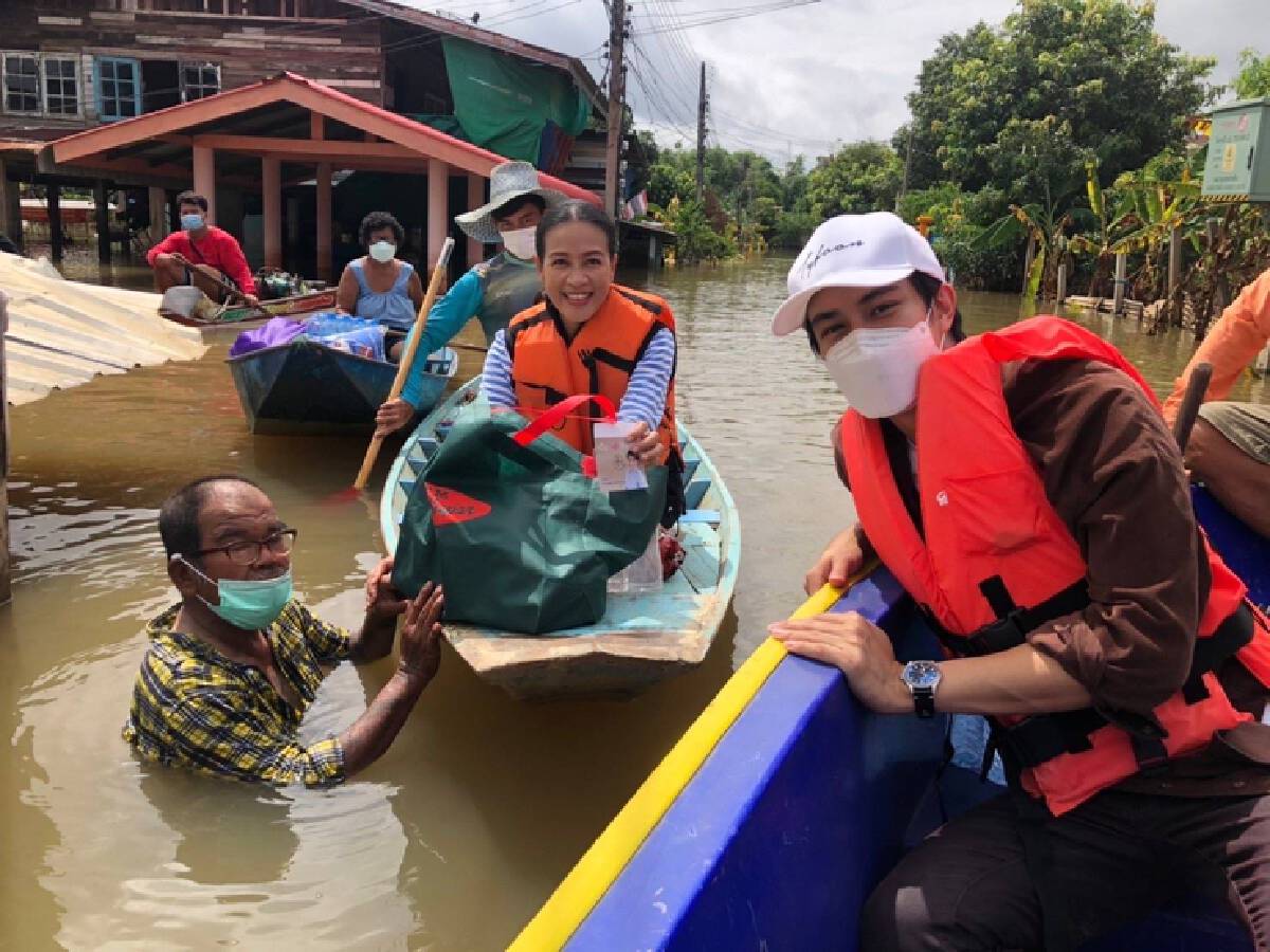 “กบ ปภัสรา”  นำทีมดาราจิตอาสา มอบถุงยังชีพช่วยน้ำท่วมที่ จ.พระนครศรีอยุธยา