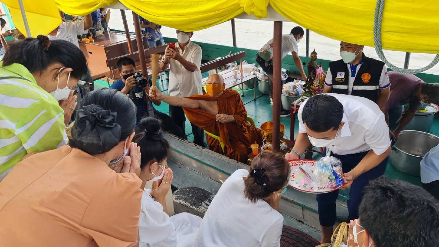 ปชช.ลุยน้ำร่วมตักบาตรพระร้อยวัดแรกหลังออกพรรษา