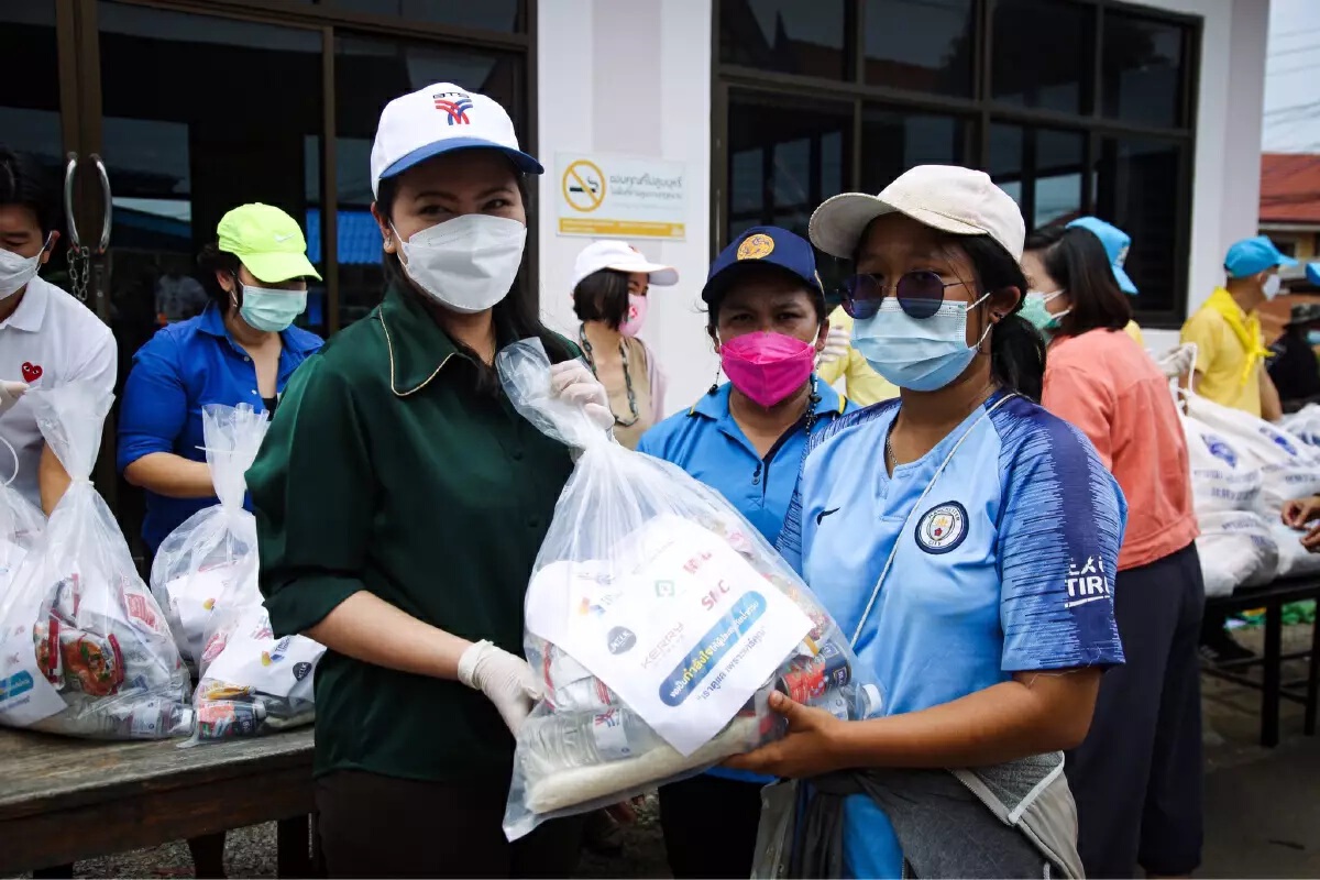 มูลนิธิเนชั่น ผนึกกำลังพันธมิตรส่งมอบถุงยังชีพช่วยพี่น้องบ้านกุ่ม
