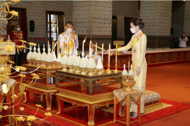 “ในหลวง-ราชินี” ทรงบำเพ็ญพระราชกุศลเนื่องในวันคล้ายวันสวรรคต ร.9