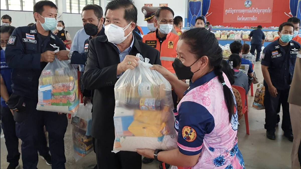 รมช.มหาดไทย ลงพื้นที่มอบถุงยังชีพอำเภอโนนสูง