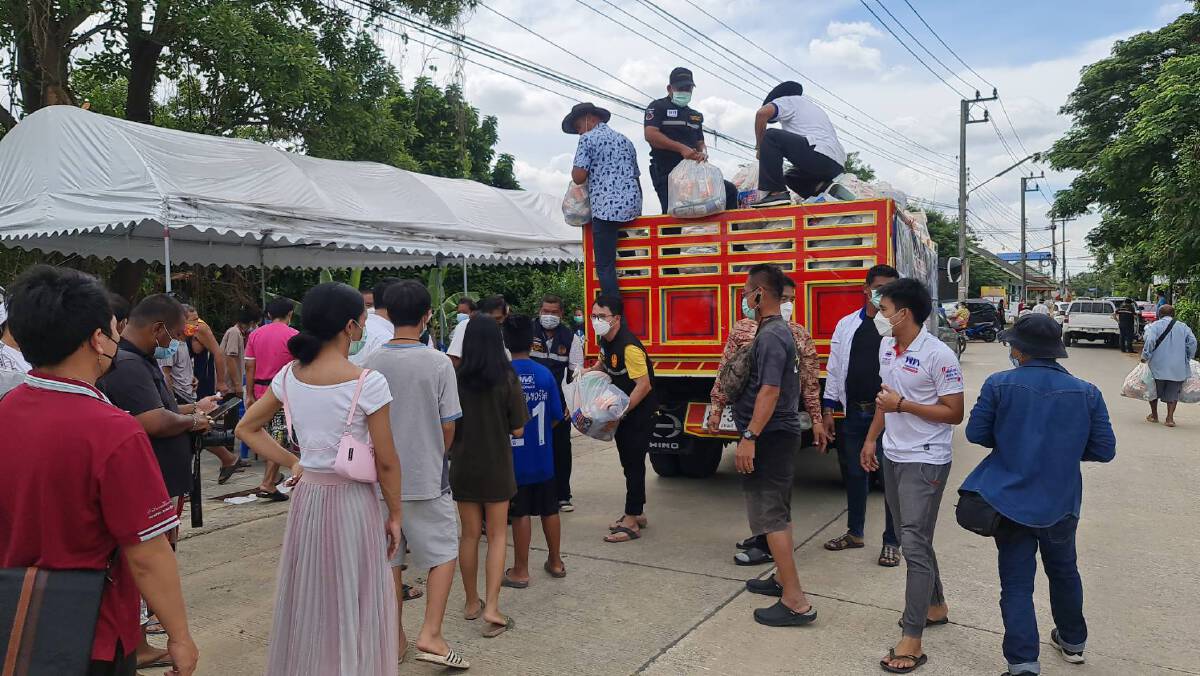 สส.ขับ 6 ล้อบรรทุกถุงยังชีพ ลุยแจกชาวบ้านถูกน้ำท่วม