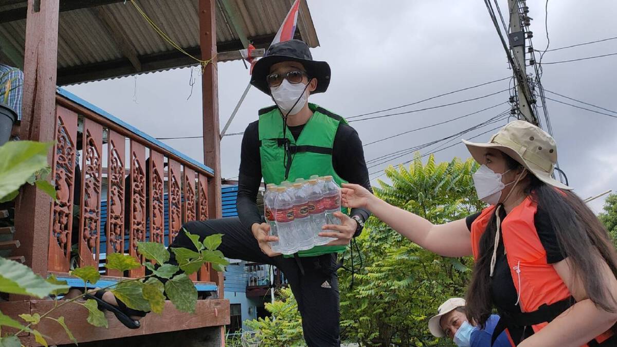 “กบ ปภัสรา”  นำทีมดาราจิตอาสา มอบถุงยังชีพช่วยน้ำท่วมที่ จ.พระนครศรีอยุธยา