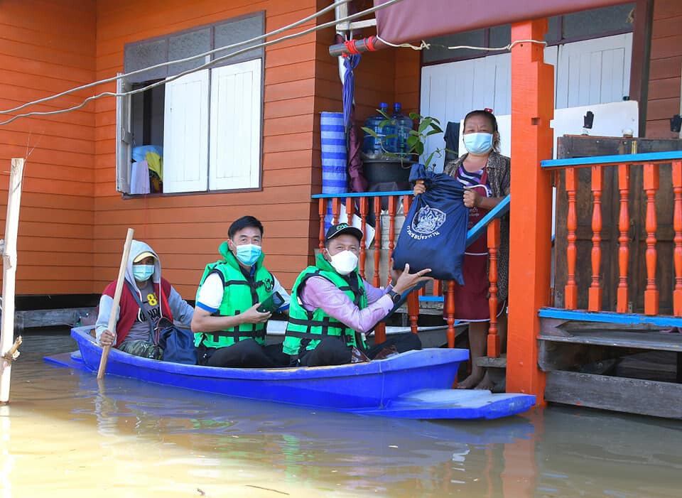 กรมชลฯ เดินหน้ามอบถุงยังชีพ ให้ชาวบางบาล จ.อยุธยา