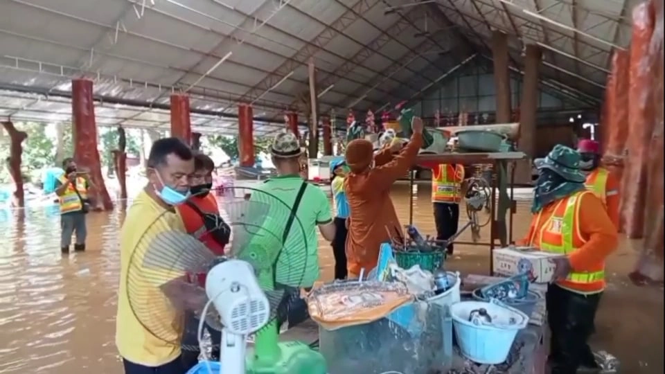 ลำน้ำชีเอ่อล้นท่วมวัดเกาะเกิ้งพระเณรต้องจำวัดบนสะพาน