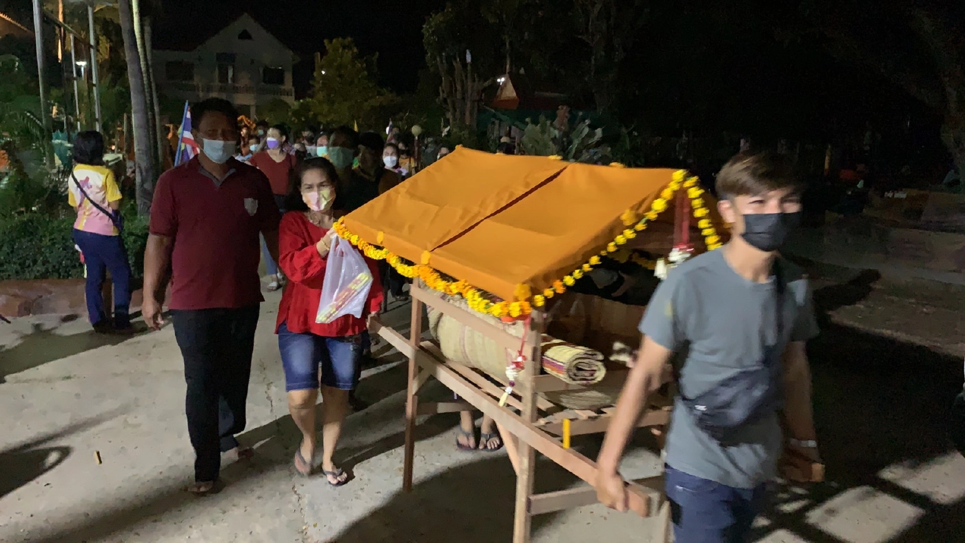 ชาวชุมชนร่วมแห่ปราสาทผึ้งเนื่องในวันออกพรรษา