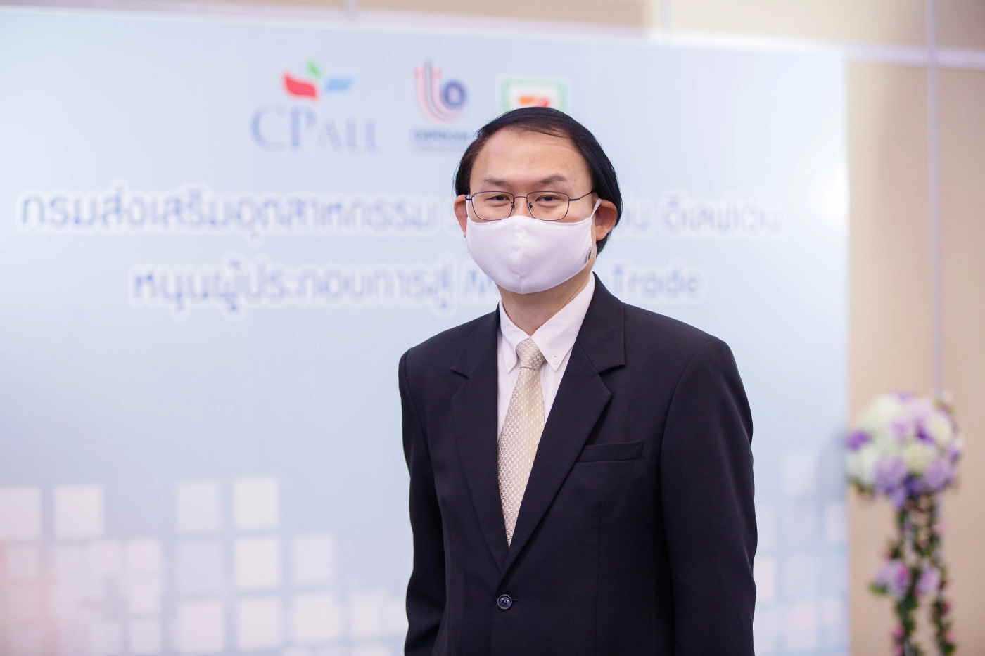 ยุทธศักดิ์ ภูมิสุรกุล กรรมการผู้จัดการ (ร่วม) บมจ.ซีพี ออลล์ ผู้บริหารเซเว่น อีเลฟเว่นและเซเว่น เดลิเวอรี่ 