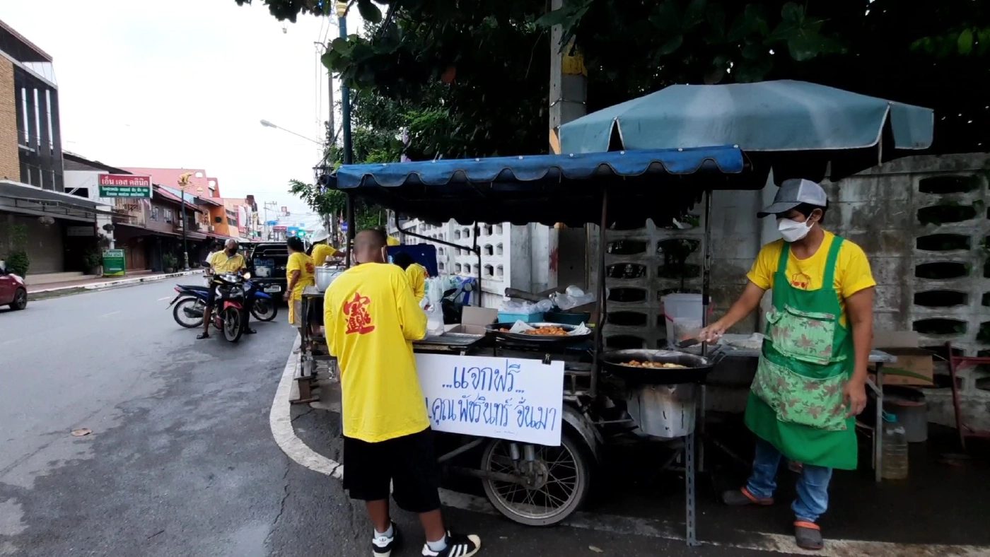ทำดีถวายพ่อหลวงรัชกาลที่ ๙ กลุ่มพ่อค้าแม่ค้าขายอาหารเช้า แจกอาหารทานฟรี