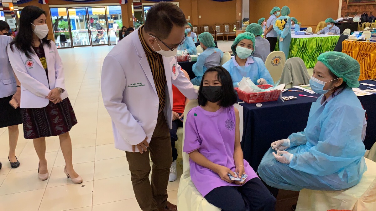 นักเรียนศรีสะเกษเริ่มฉีดตามคิววัคซีนโควิดเข็มแรก