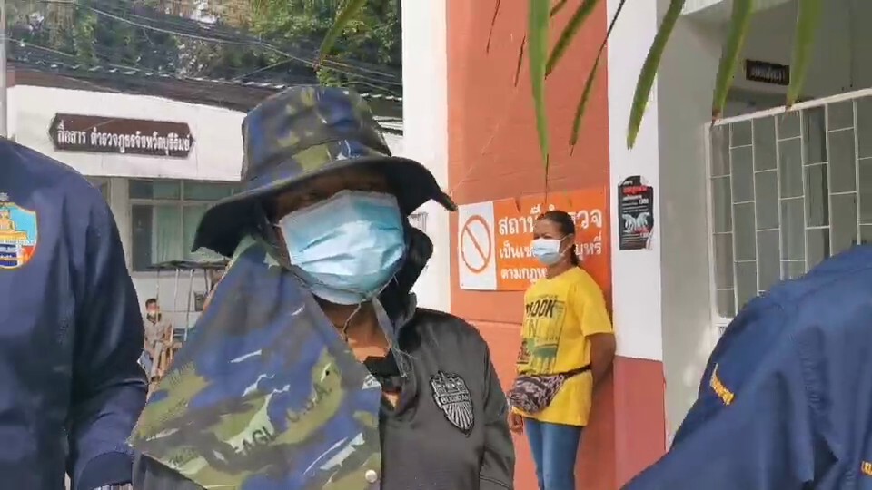 รวบแล้ว ตร.บ้านคลั่งบุกทำร้ายใส่กุญแจมือมีดจี้คออดีตเมีย