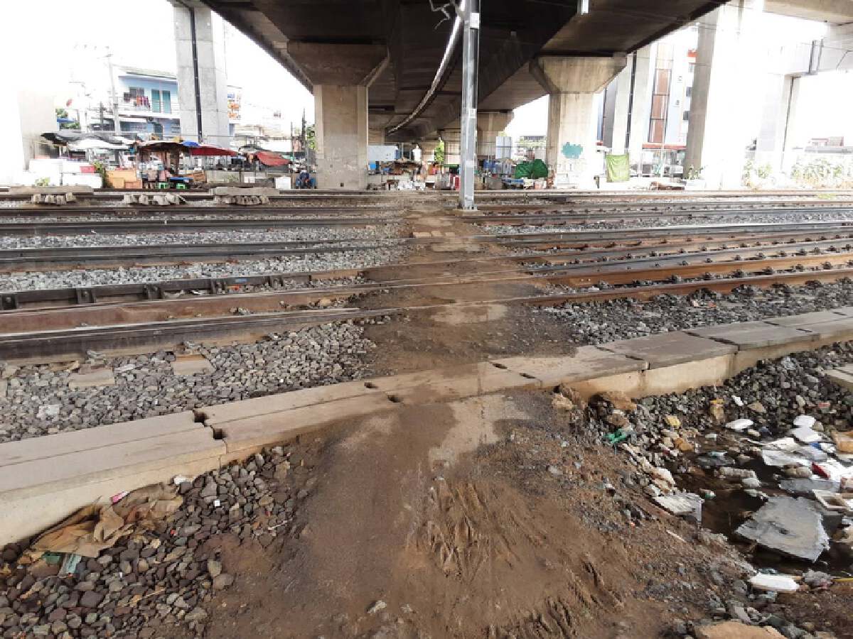 การรถไฟฯ แจ้งความเอาผิด คนบุกรุกทำลายรั้วแผงกั้น นิคมรถไฟ กม.11