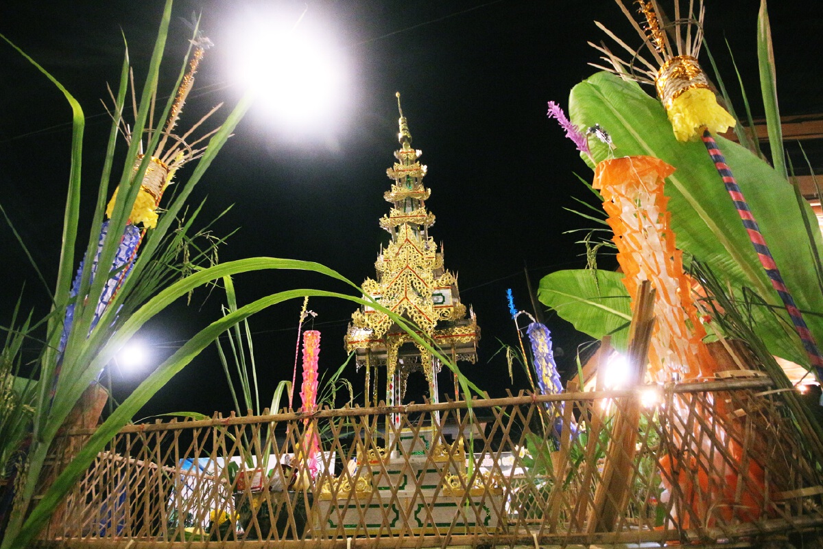 ชาวแม่ลาน้อยตักบาตรเทโวสืบสานวัฒนธรรมท้องถิ่น