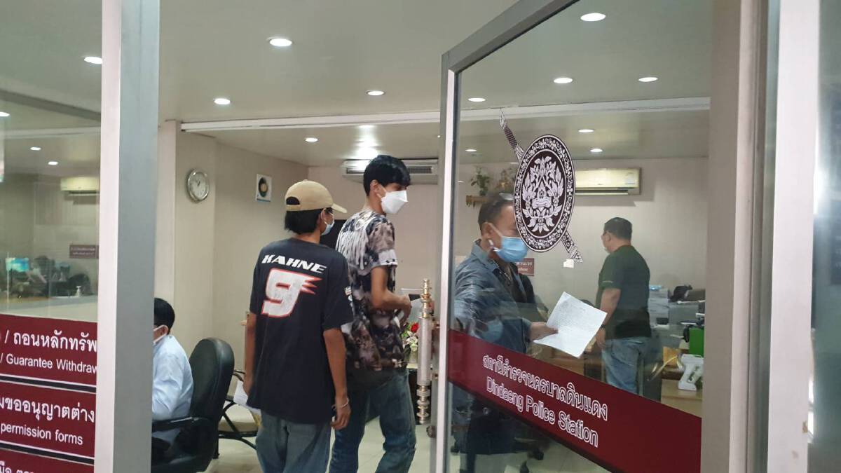 ตร.ดินแดง ยื่นฝากขัง-ค้านประกัน 3 ผตห.ปาบึ้ม (พรุ่งนี้)