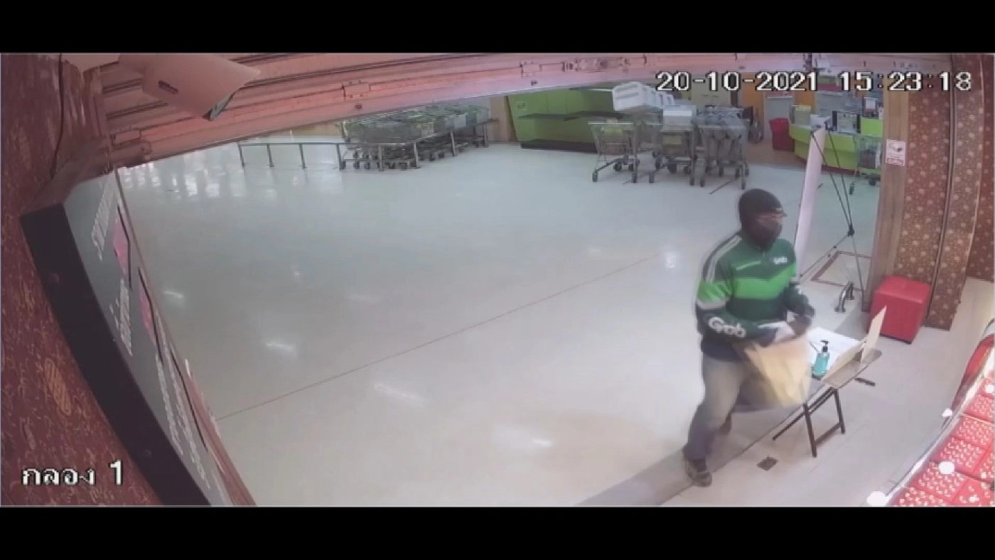 สวมเสื้อแกร็บ ปล้นทองกลางห้าง 2 นาทีกวาดทองไปกว่า 20 บาท