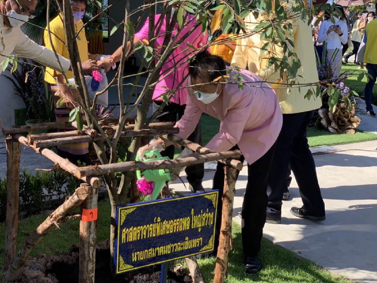 "อรรถพล" อดีต อสส. นำทอดกฐินทางน้้ำที่ จ.ฉะเชิงเทรา สุดเก๋ใช้เรือ EV ทำพิธี