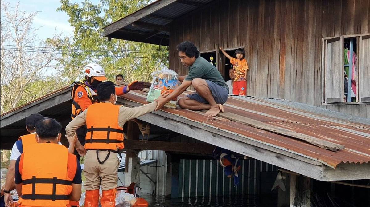 รมช.มหาดไทย ลงพื้นที่มอบถุงยังชีพอำเภอโนนสูง