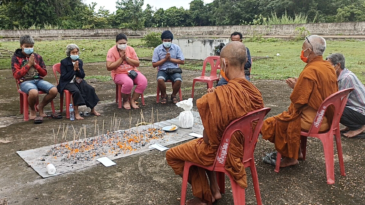 ญาตินำกระดูกหญิงวัย79 ที่เสียชีวิตจากโควิดกลับไปรอทำบุญที่บ้าน