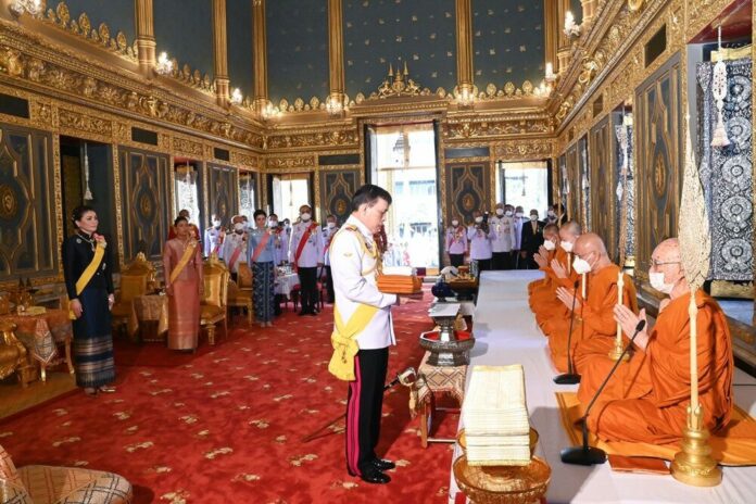 ในหลวง ทรงบำเพ็ญพระราชกุศลถวายผ้าพระกฐิน วัดราชบพิธฯ-วัดพระเชตุพนฯ