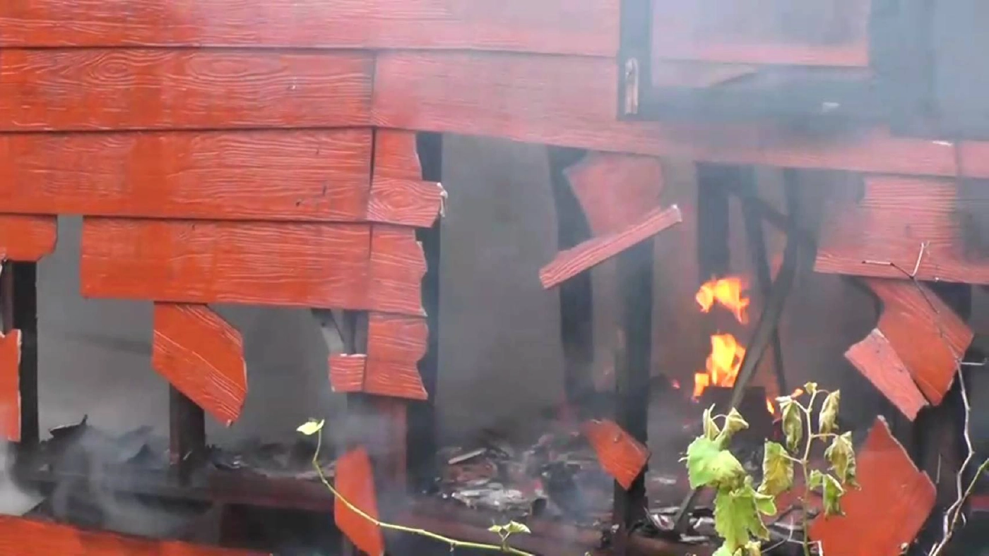 เสียบสายชาร์จโทรศัพท์ทิ้งในห้องระเบิดไฟไหม้บ้านวอด