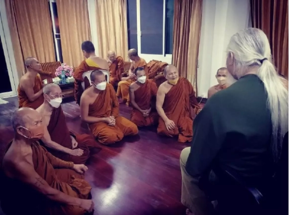 "พระพยอม" ชี้พระกราบ "อดีตพระยันตระ" ไม่ถึงขั้นปาราชิกแต่เสียจารีตพระ