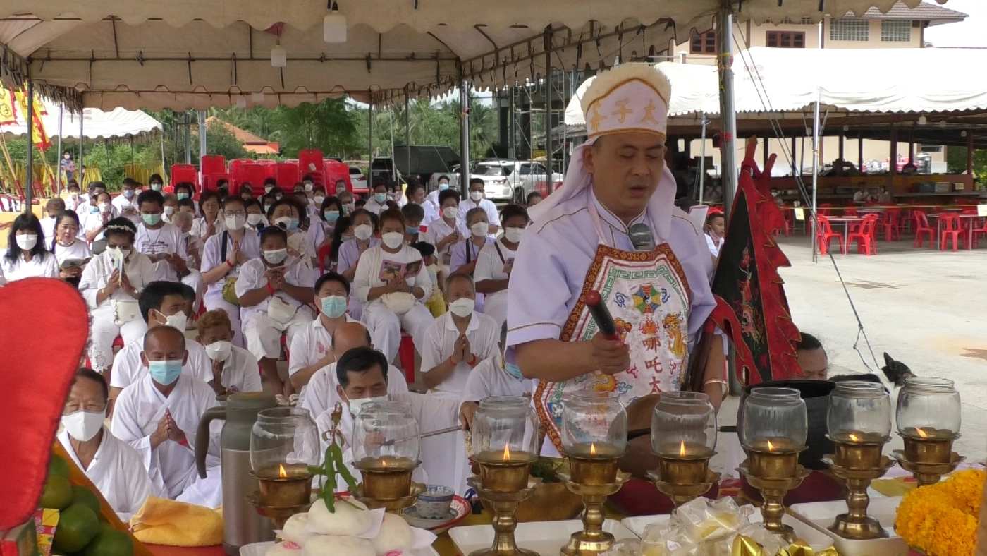 เผาเรือสำเภาพร้อมเครื่องบูชาส่งเทพเจ้าปรับเวลาหลบเคอร์ฟิว