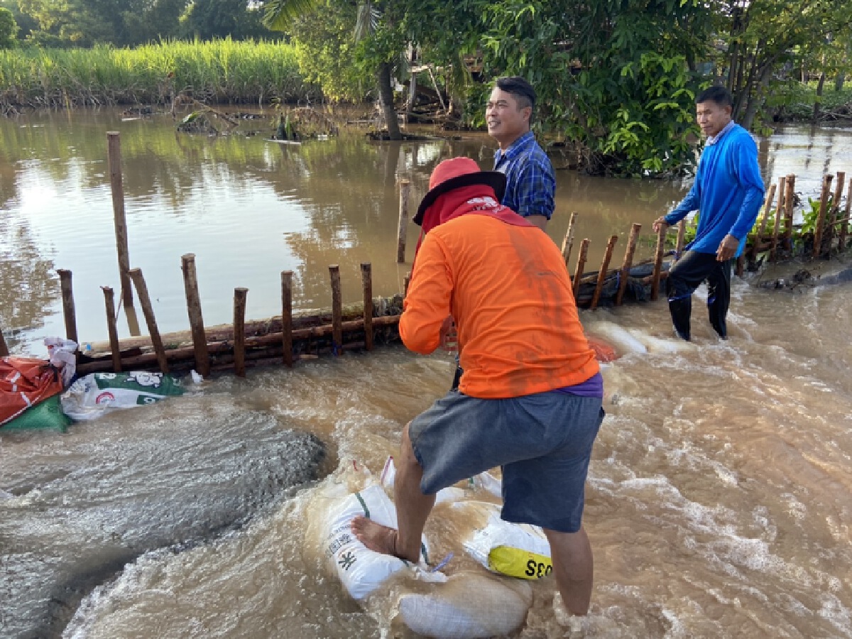 ชาวบ้านรวมตัวซ่อมถนนขาดใช้ชั่วคราวหลังถูกน้ำท่วม