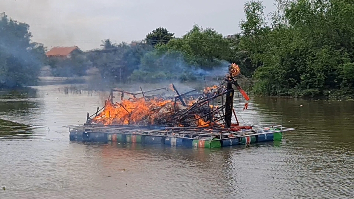 เผาเรือสำเภาพร้อมเครื่องบูชาส่งเทพเจ้าปรับเวลาหลบเคอร์ฟิว