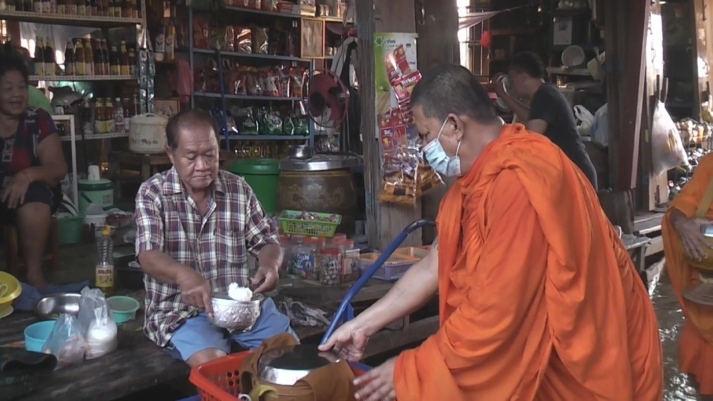 พระจังหวัดพิจิตรเดินลุยน้ำท่วมบิณฑบาต