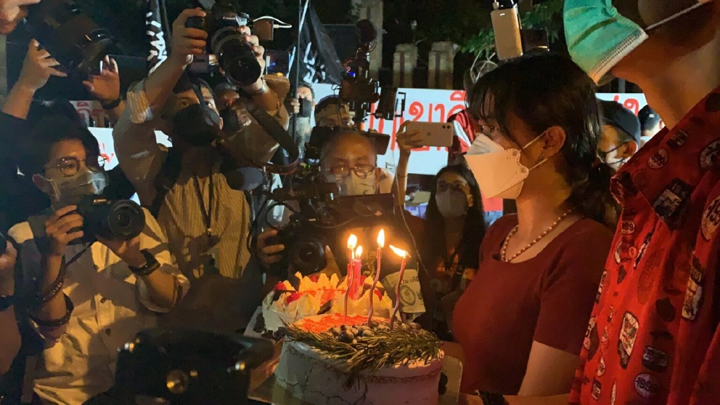 "ม็อบทะลุฟ้า" รวมตัวหน้าเรือนจำพิเศษกรุงเทพฯ เพื่อยืนยัน 4 ข้อเรียกร้อง