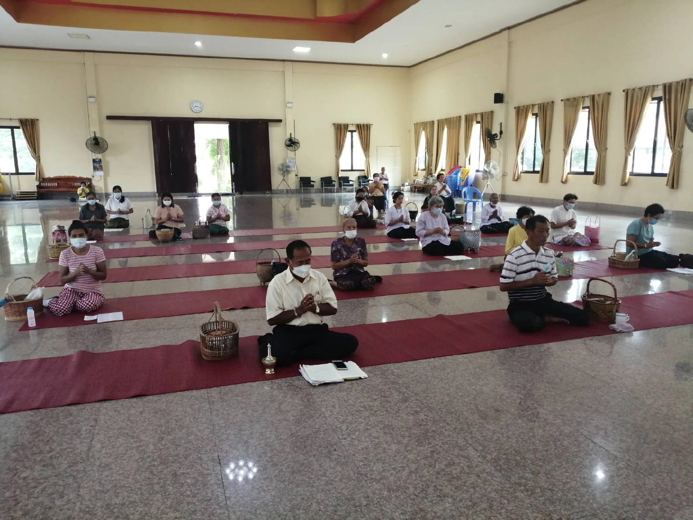 สาธุชนร่วมทำบุญเฝ้าลุ้นผลประชุมมส.ทบทวนคำสั่งปลดเจ้าคณะจังหวัด