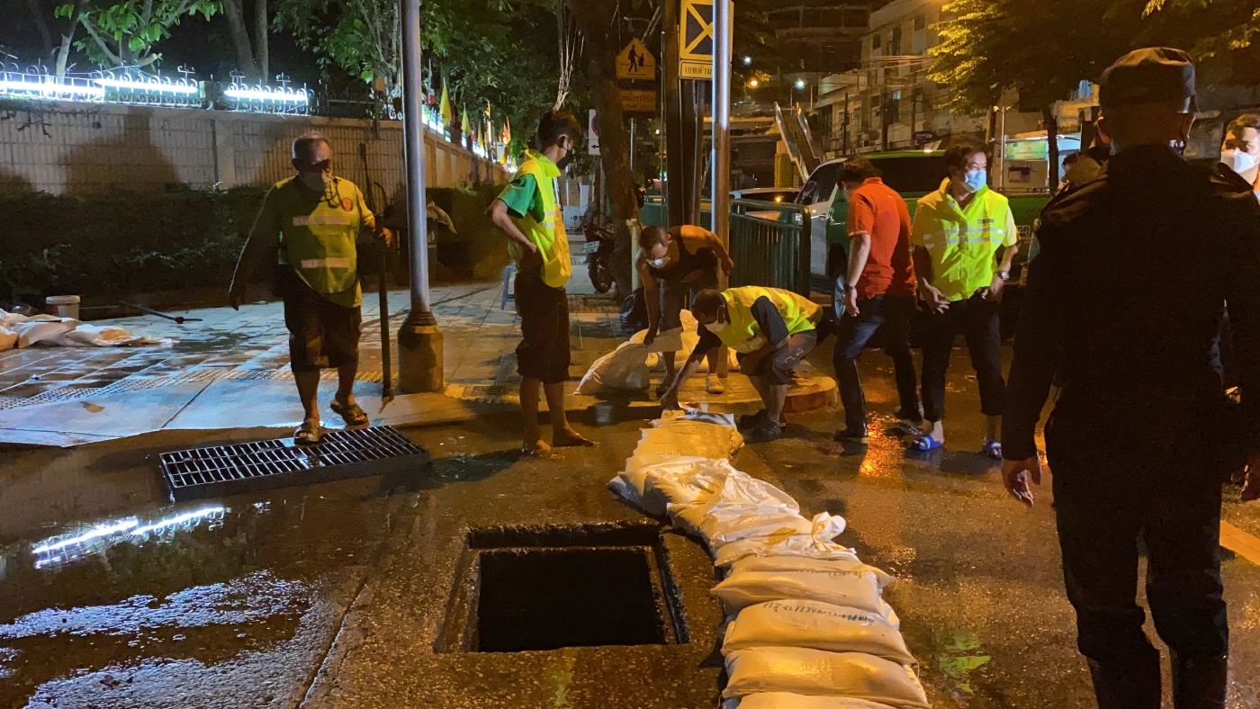 น้ำเอ่อล้นตลิ่งริมแม่น้ำเจ้าพระยา ท่วมซอยสามเสน 23 เขตดุสิต