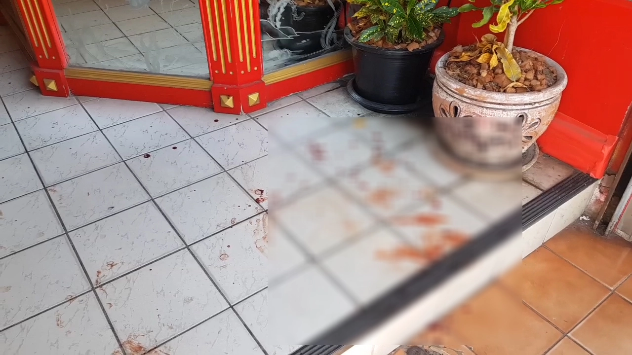 บุกเดี่ยวใช้ไม้หน้าสามทุบเจ้าของร้านทอง