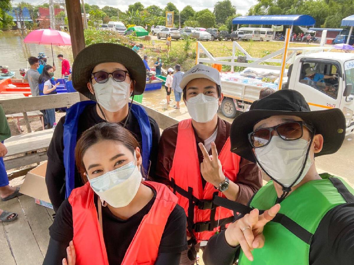 “กบ ปภัสรา”  นำทีมดาราจิตอาสา มอบถุงยังชีพช่วยน้ำท่วมที่ จ.พระนครศรีอยุธยา