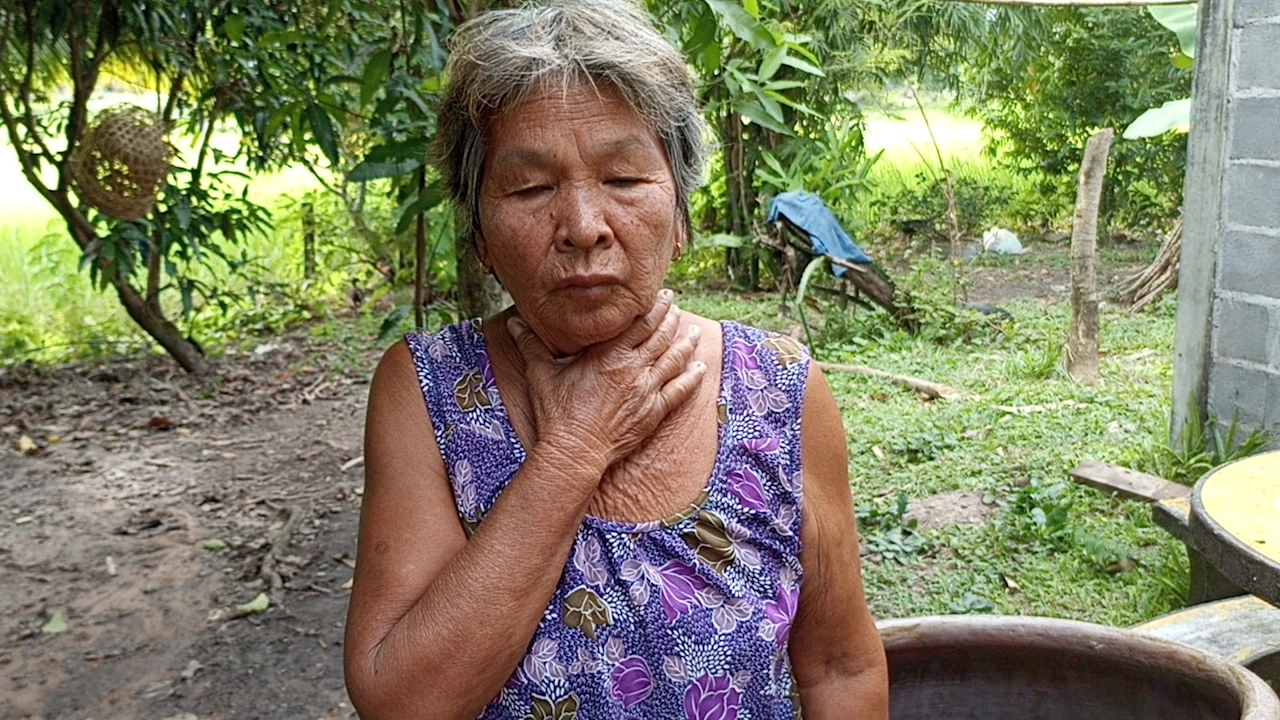 แม่ทุกข์ใจลูกชายเมาอาละวาดขู่ฆ่าและบีบคอ