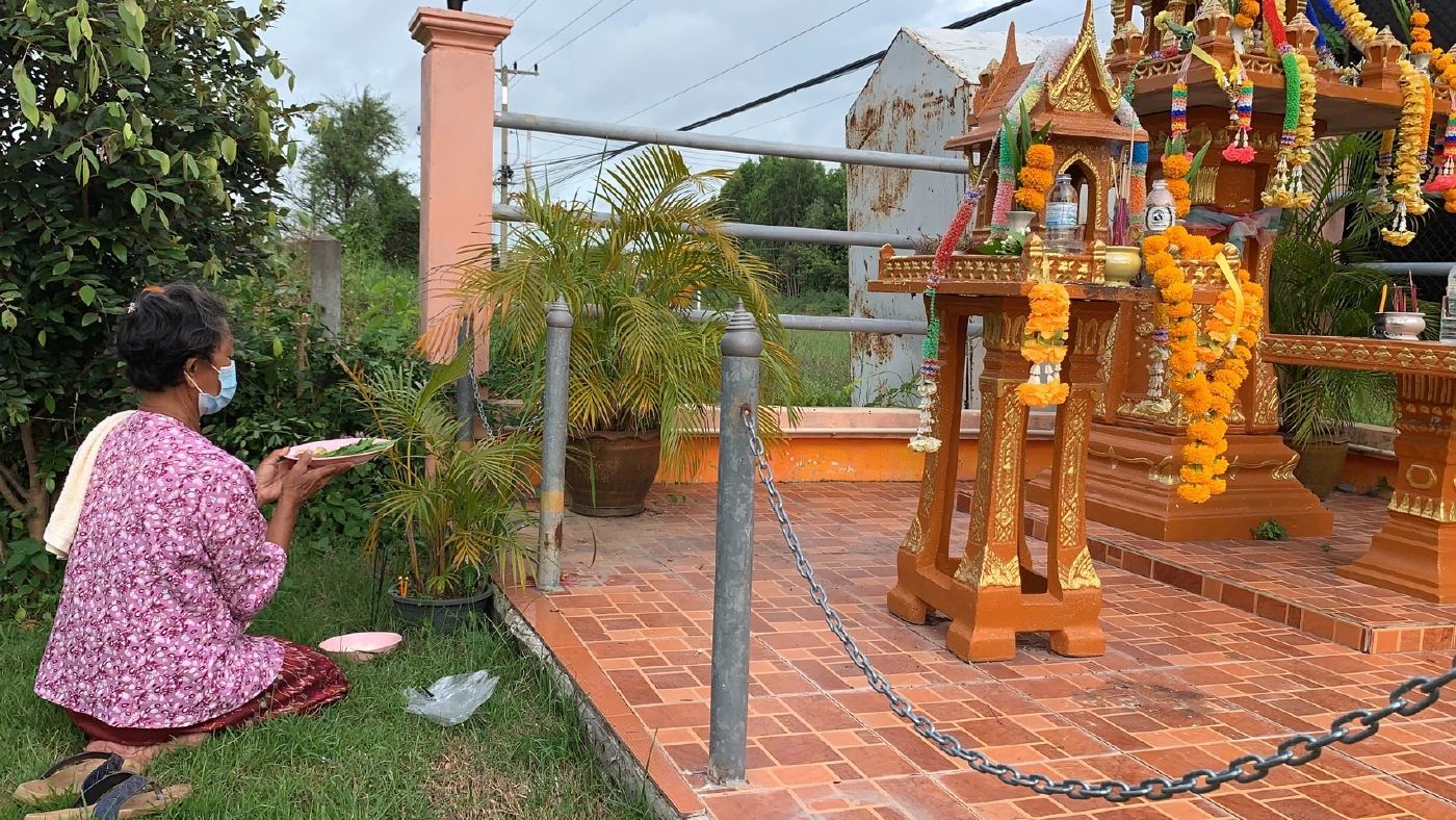 แห่กราบไหว้ขอพรปู่ตา ก่อนลงสมัคร อบต.คึกคัก