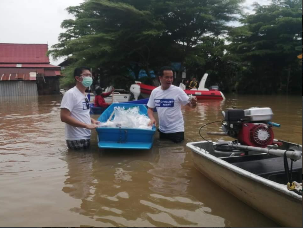 "เต้ มงคลกิตติ์" โชว์เหนือ "ธรรมนัส" ลุยน้ำลึกถึงคอแจกของน้ำท่วมอยุธยา